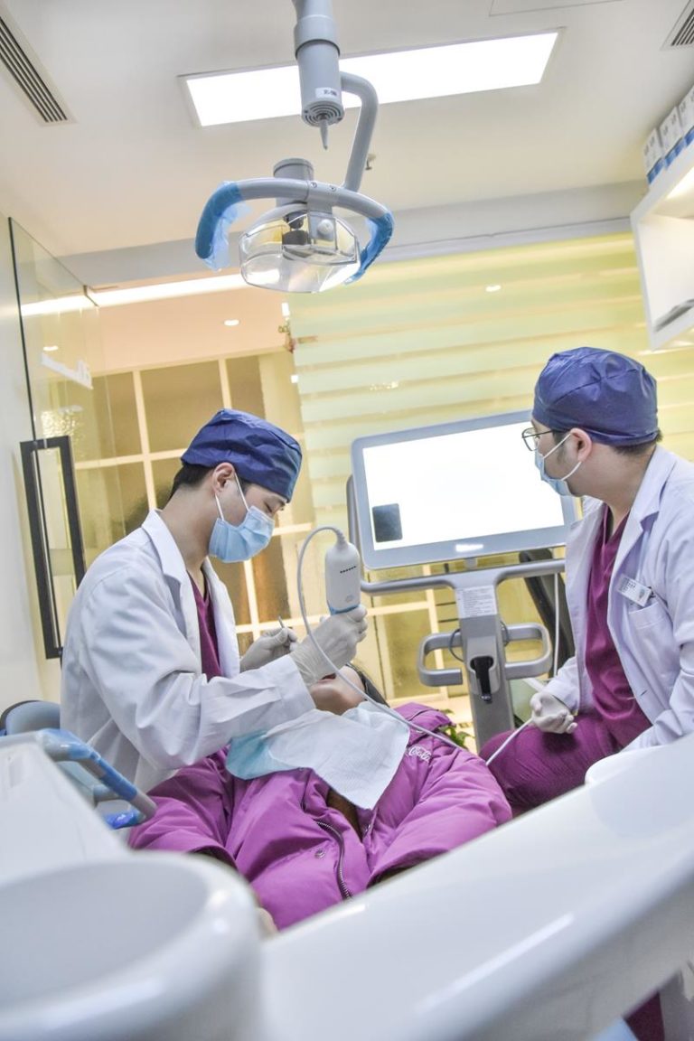 Dlaczego stosowanie implantów to godna polecenia usługa dentystyczna?